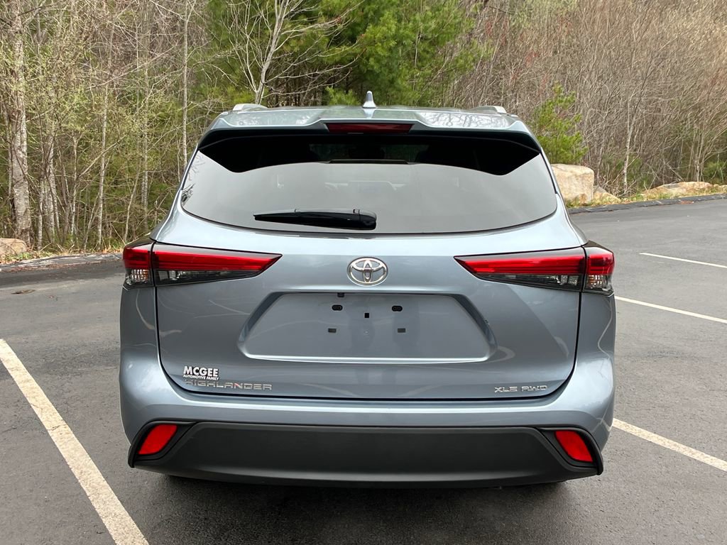 Used 2023 Toyota Highlander XLE image 4