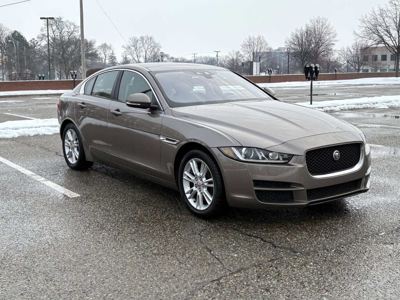 Used 2017 Jaguar XE Premium image 6