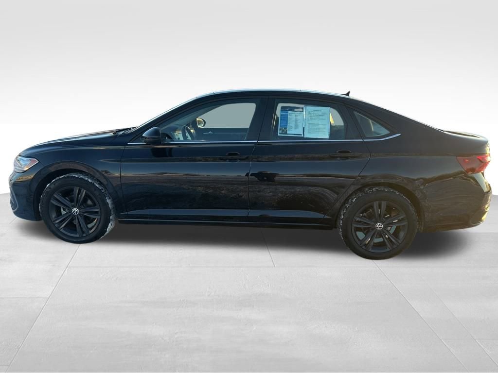 Used 2024 Volkswagen Jetta SE w/ Panoramic Sunroof Package image 3