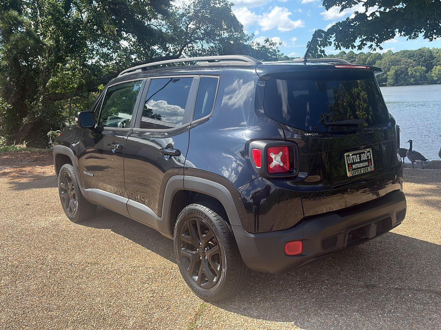 Used 2016 Jeep Renegade Latitude AWD/4WD image 8