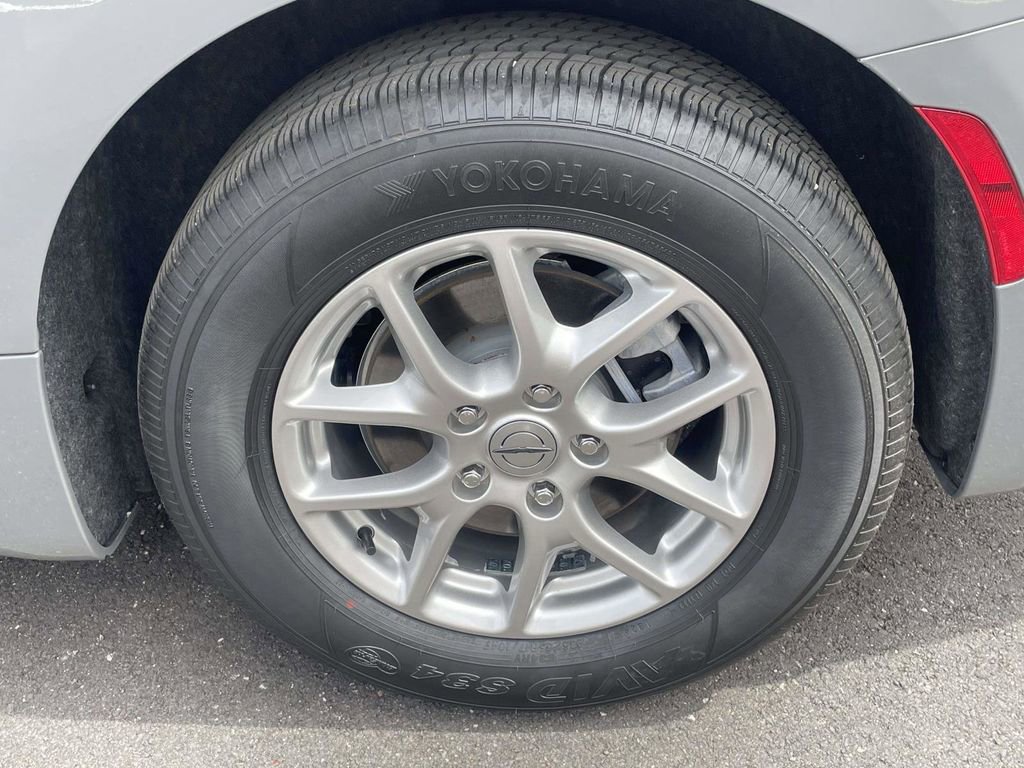 Used 2025 Chrysler Pacifica Select image 8