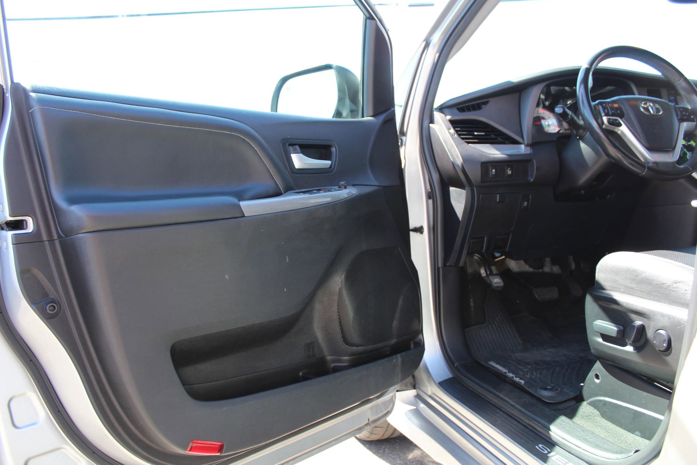 Used 2017 Toyota Sienna SE w/ SE Preferred Package FWD image 10