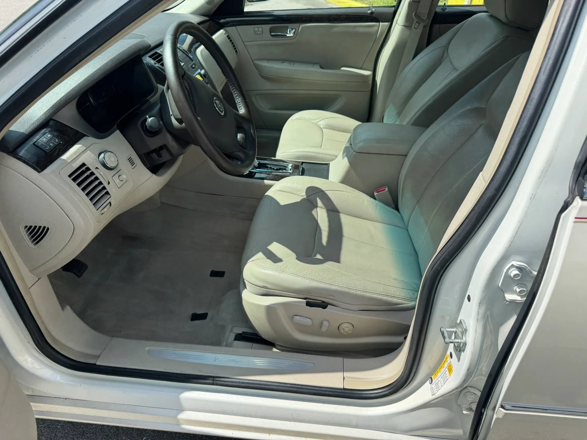 Used 2008 Cadillac DTS FWD image 15