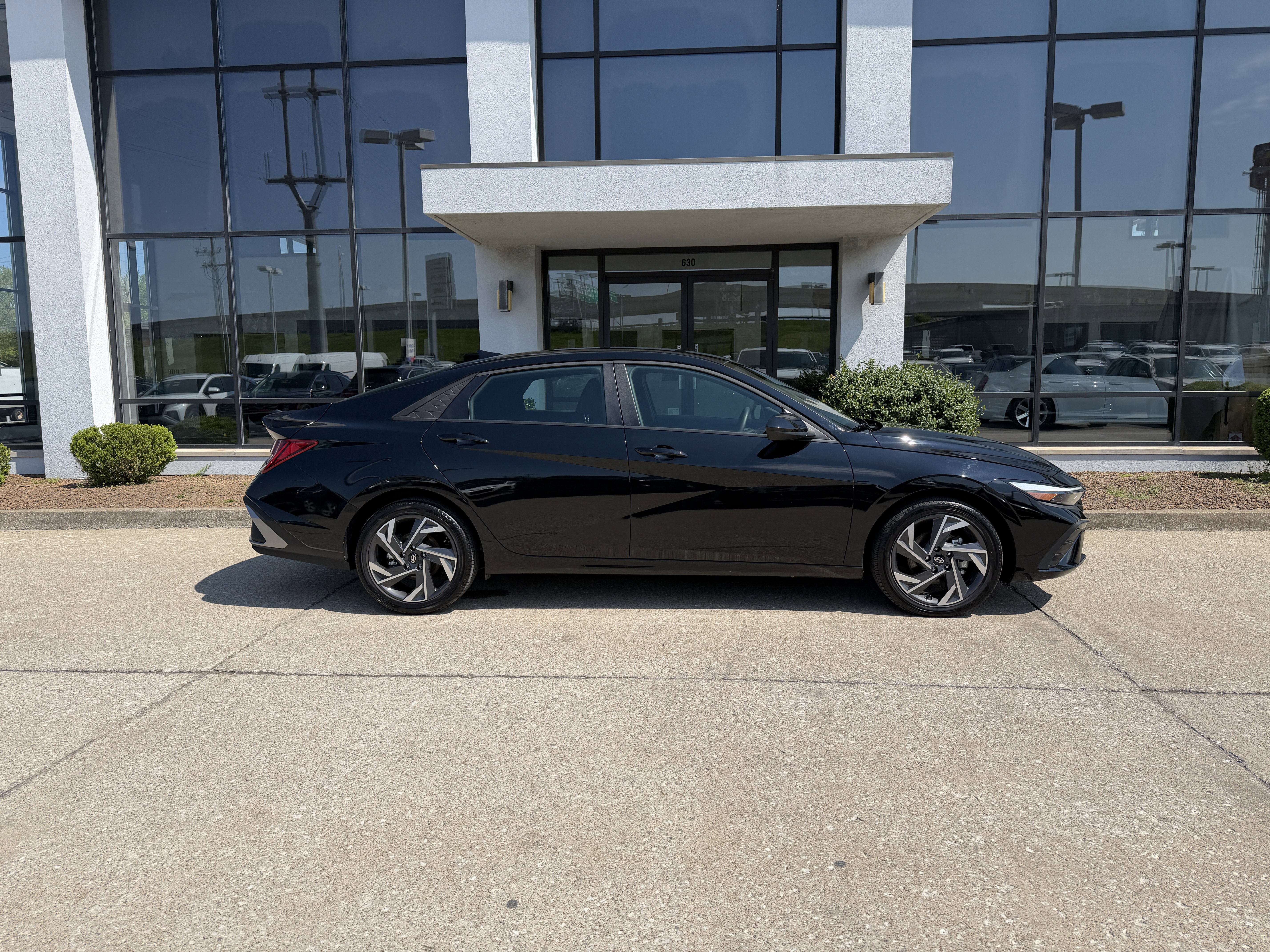 Certified 2025 Hyundai Elantra SEL image 3