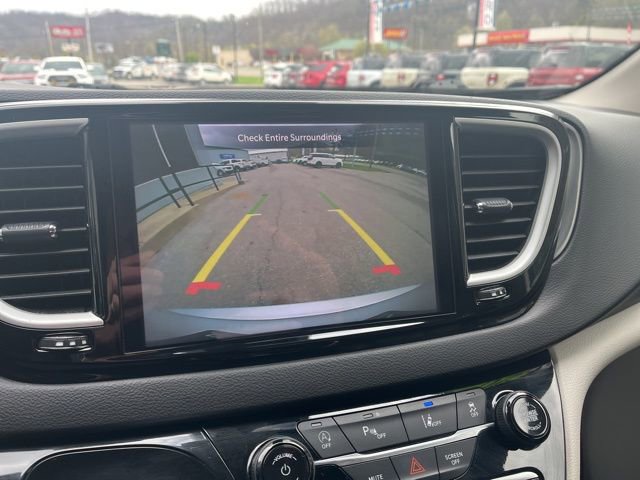 Used 2024 Chrysler Pacifica Touring-L image 28