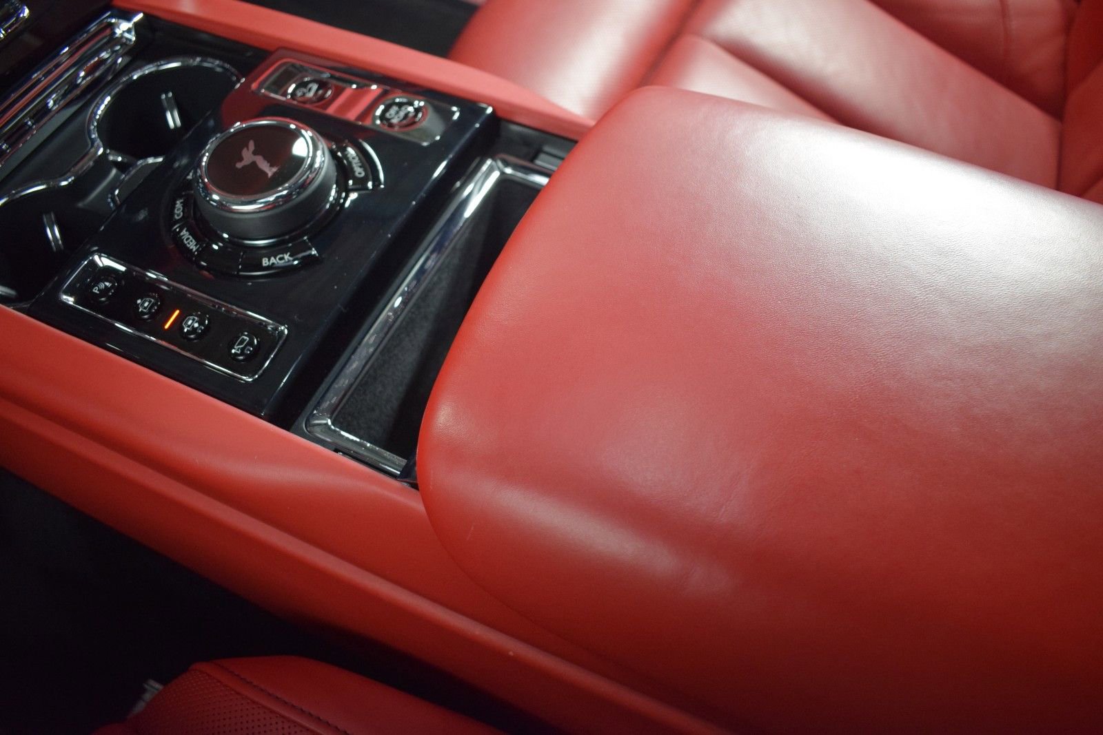 Certified 2022 Rolls-Royce Cullinan w/ Dynamic Package image 37