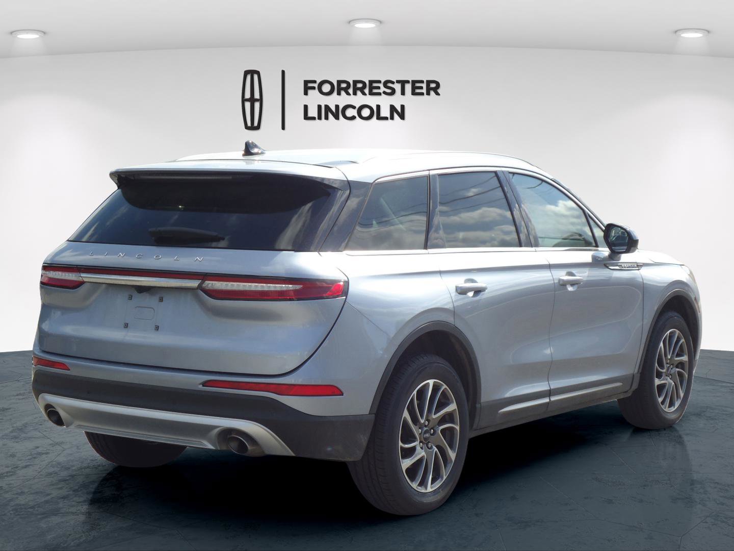 Used 2022 Lincoln Corsair AWD w/ Equipment Group 101A image 3