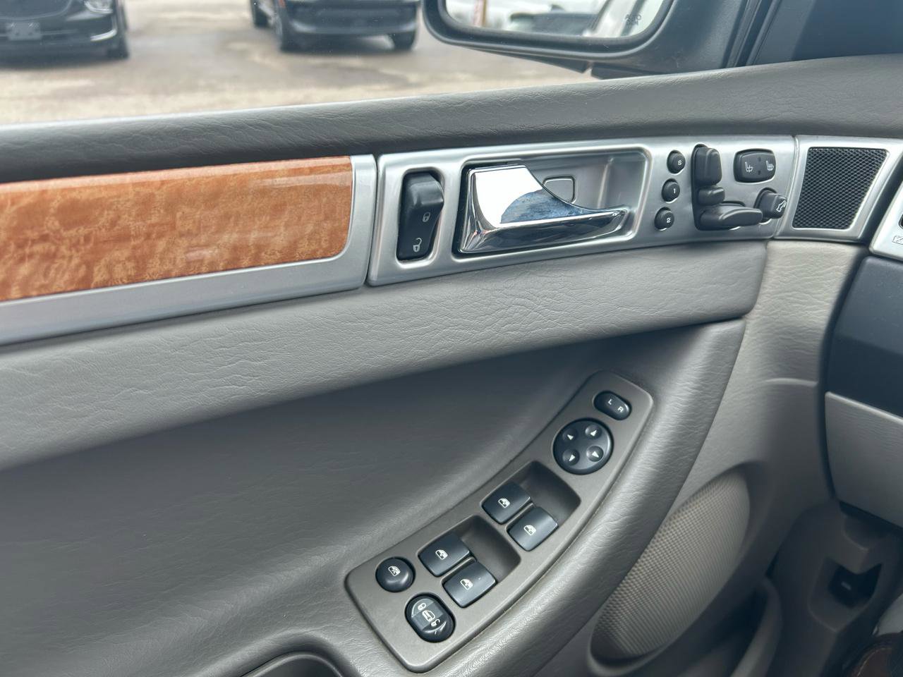 Used 2007 Chrysler Pacifica Limited FWD image 32