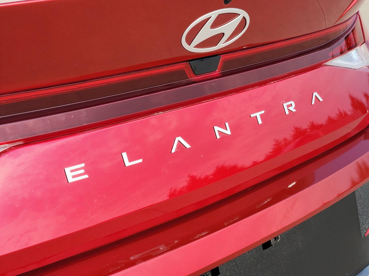 Used 2025 Hyundai Elantra SE w/ Cargo Package FWD image 8