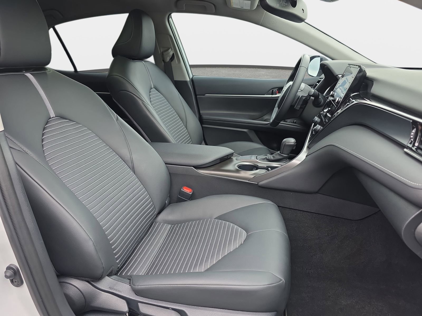 Used 2024 Toyota Camry SE w/ Convenience Package FWD image 10