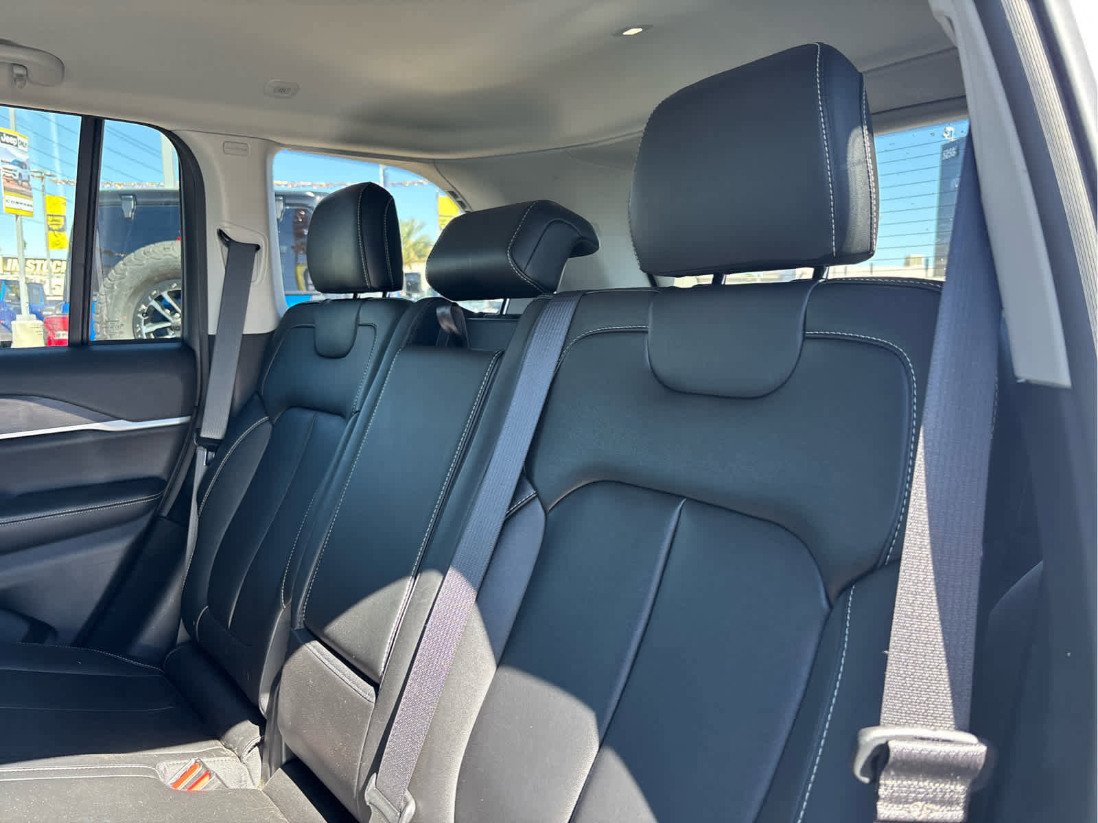 Used 2023 Jeep Grand Cherokee Limited w/ Black Appearance Package image 11