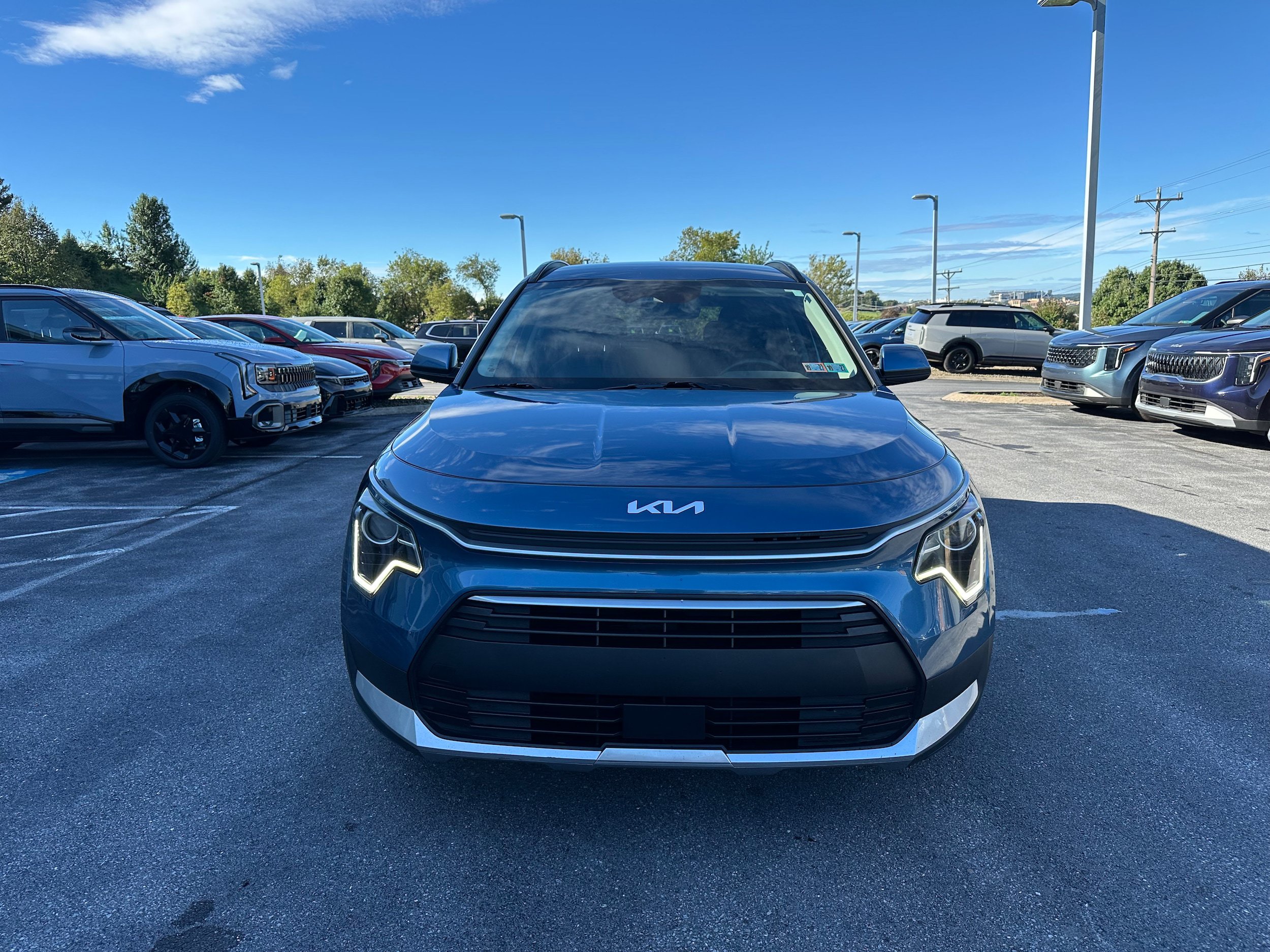 Used 2023 Kia Niro EX w/ EX Cold Weather Package FWD image 2