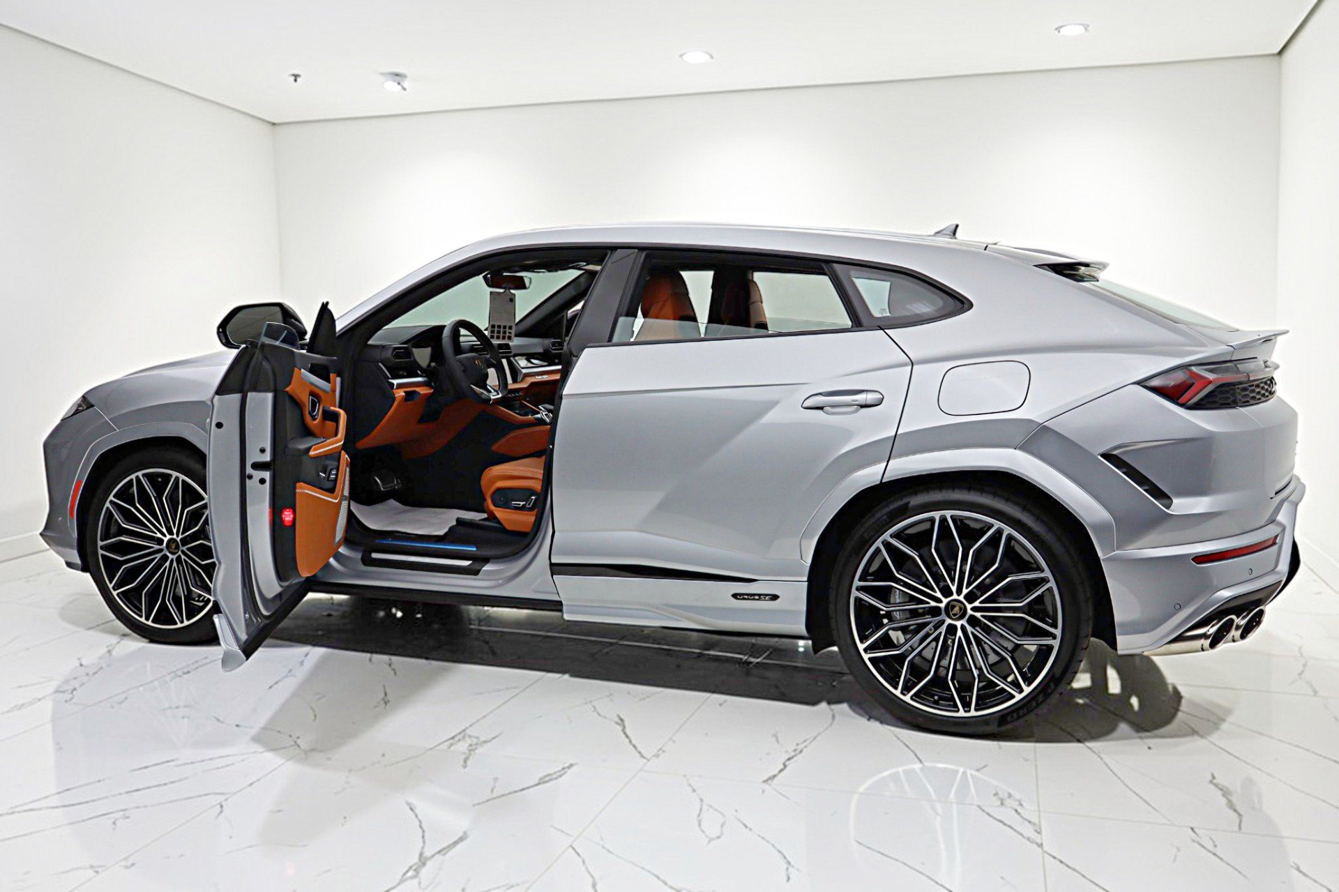 Used 2026 Lamborghini Urus SE AWD/4WD image 8