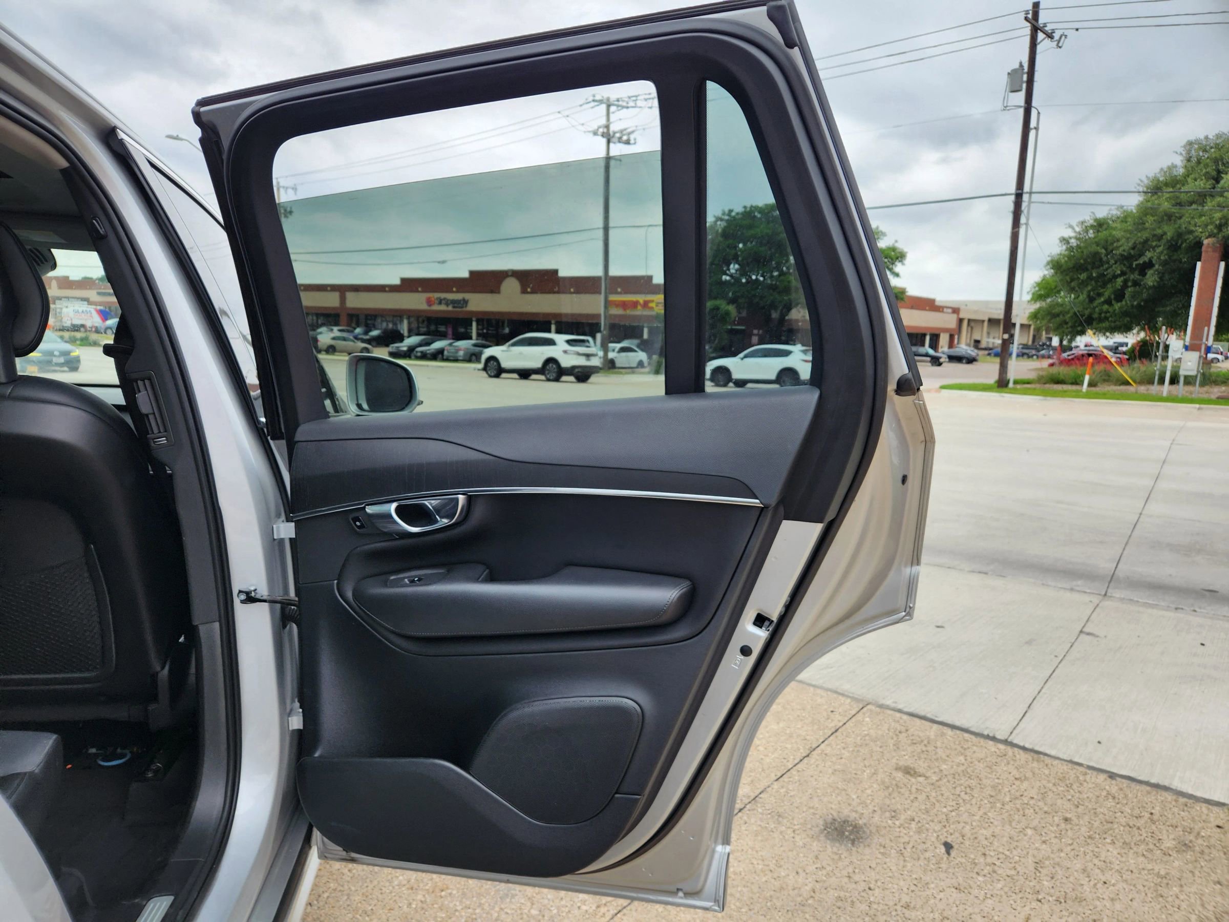 Used 2020 Volvo XC90 T5 Momentum w/ Protection Package Premier image 14