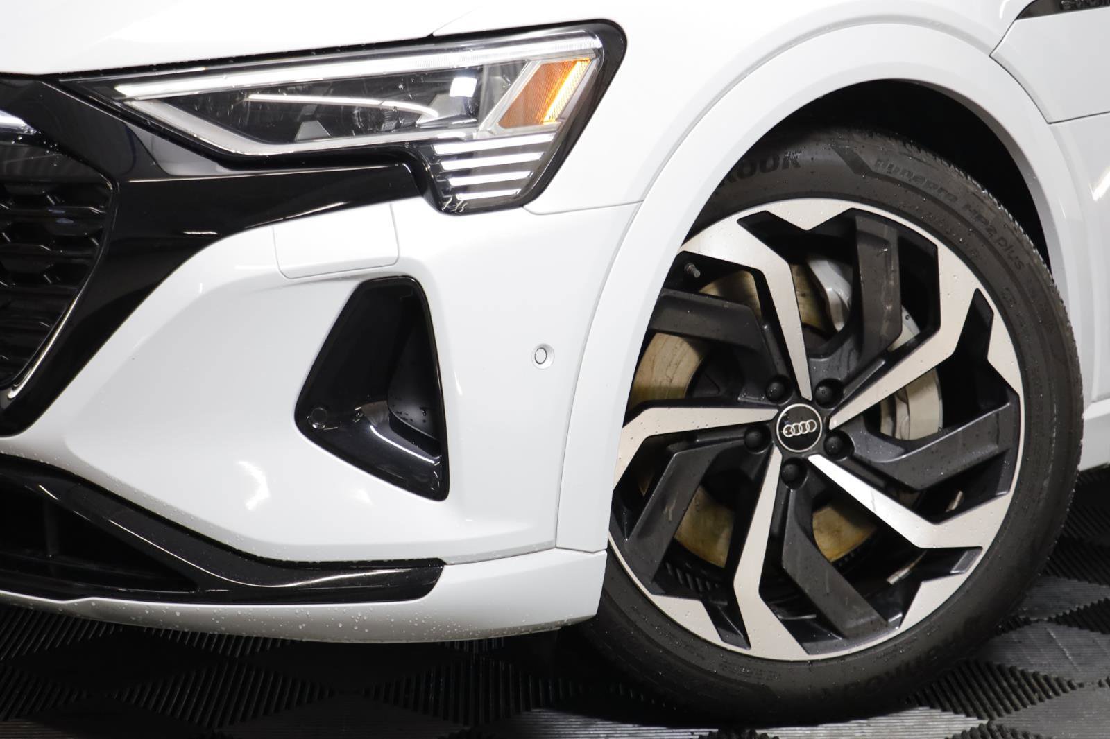 Used 2024 Audi Q8 e-tron Prestige w/ Prestige Package image 3