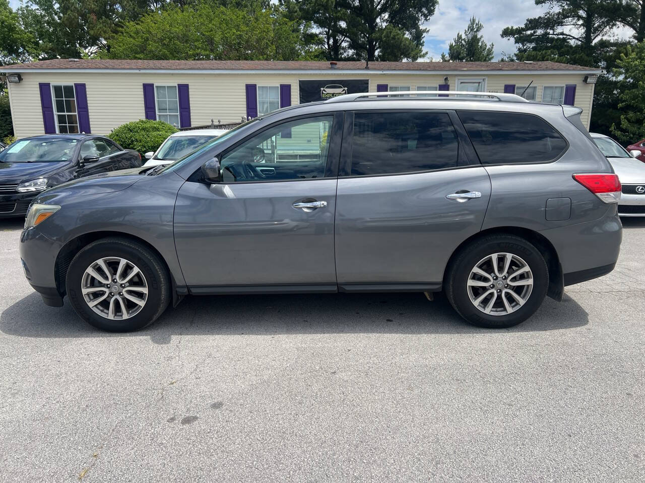 Used 2015 Nissan Pathfinder SV FWD image 8