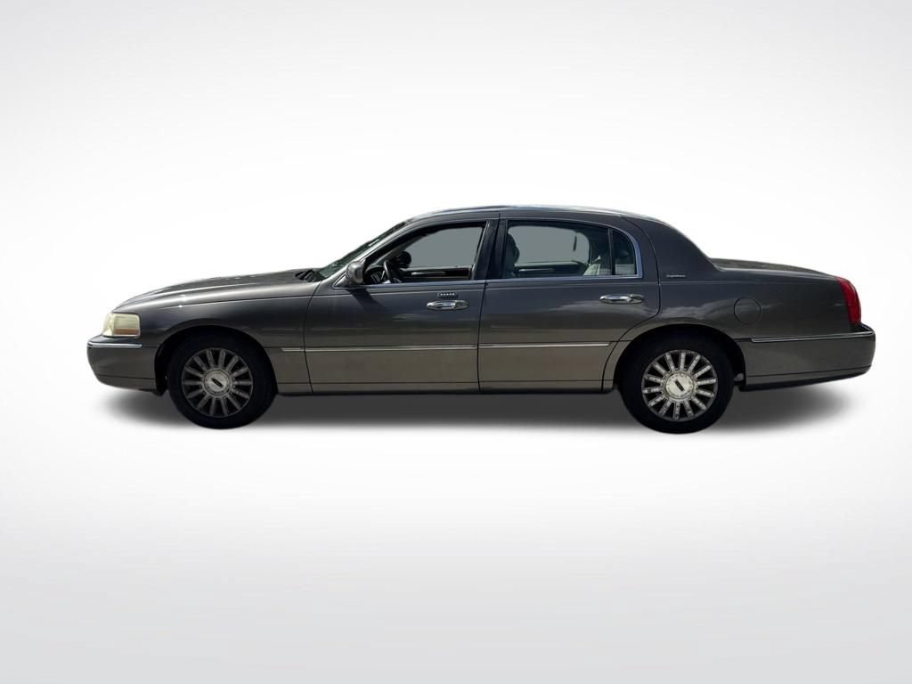 Used 2004 Lincoln Town Car Signature RWD image 8