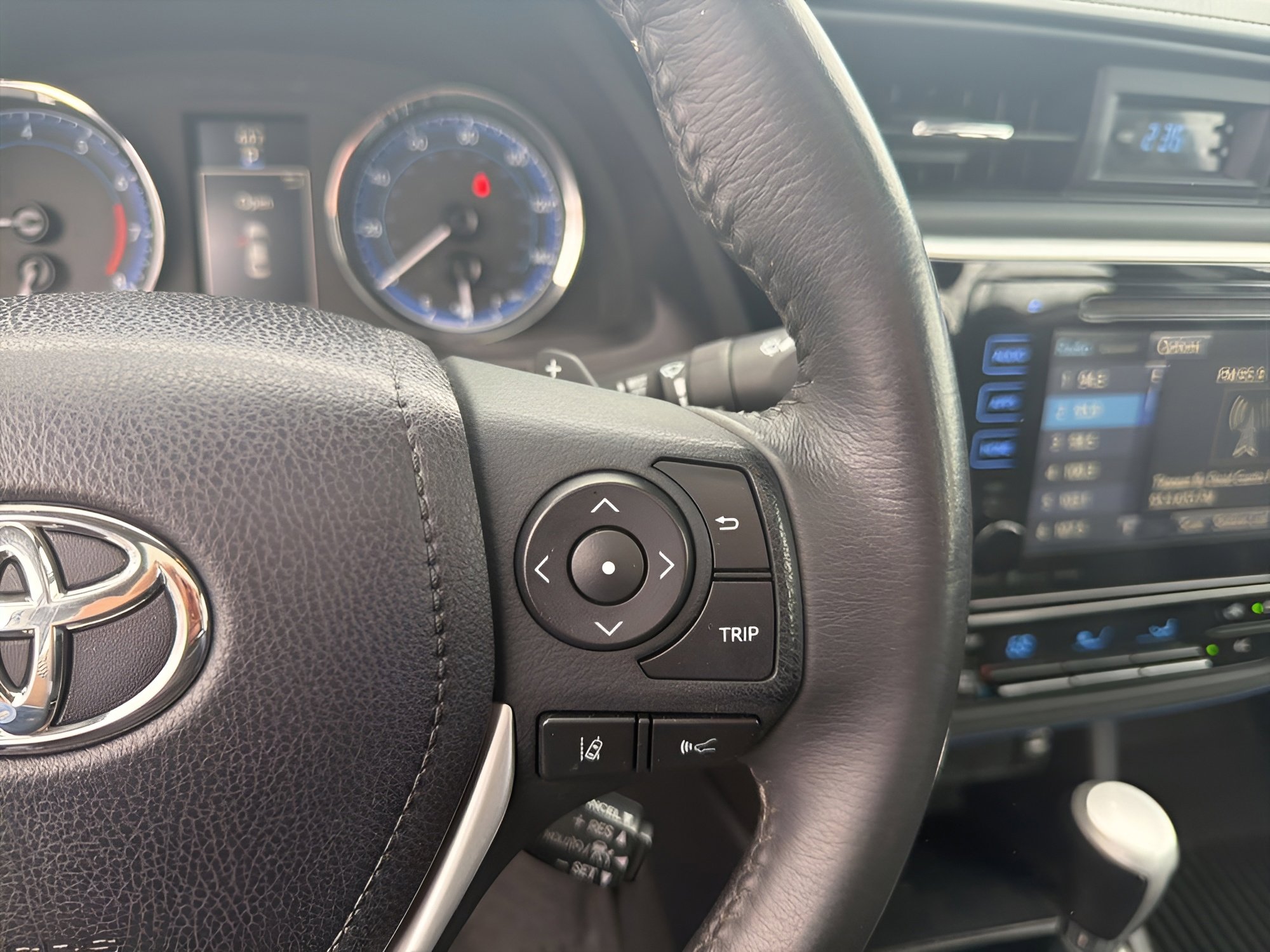 Used 2018 Toyota Corolla SE w/ SE Premium Package image 15