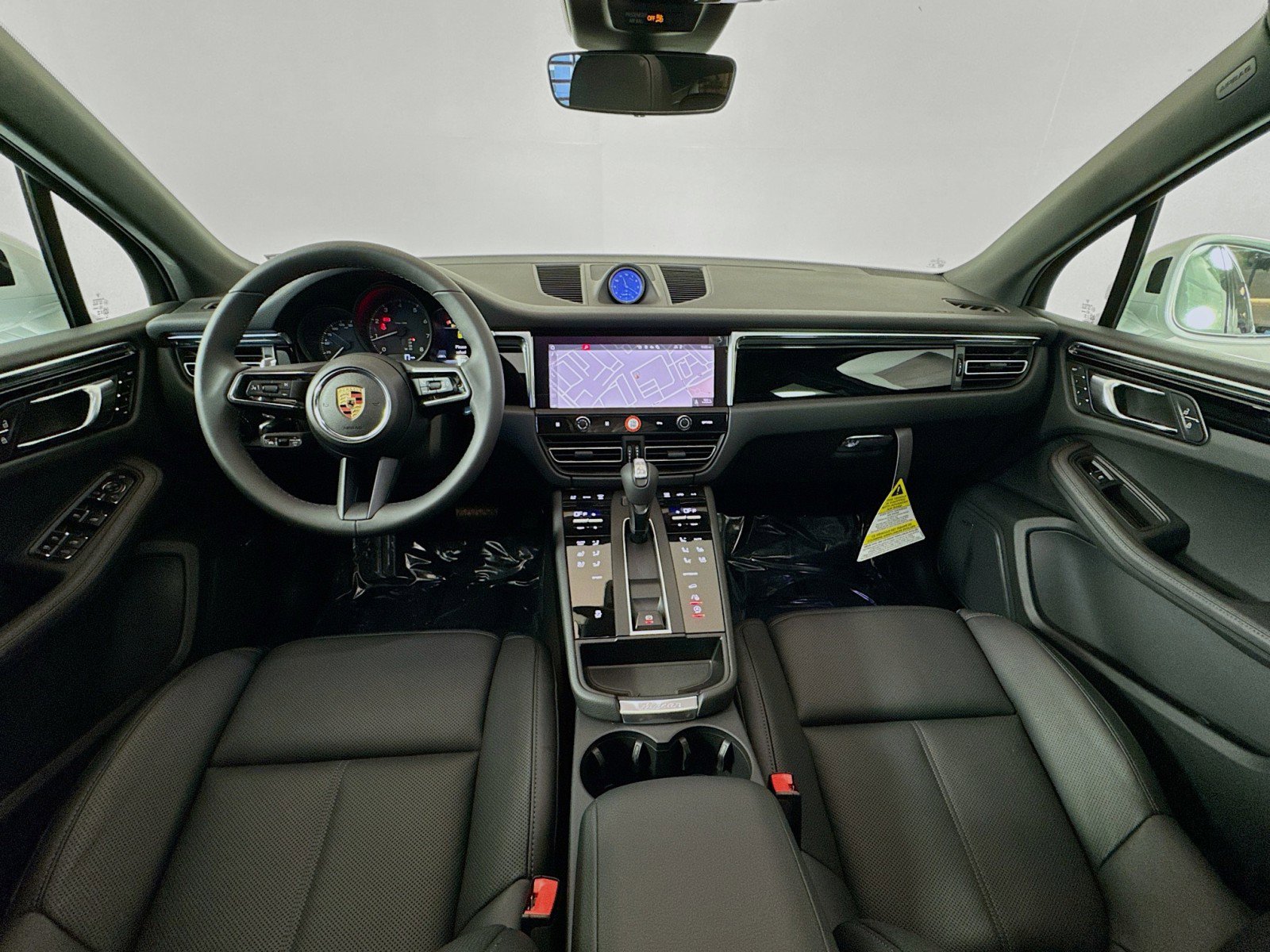 Certified 2025 Porsche Macan AWD/4WD image 21