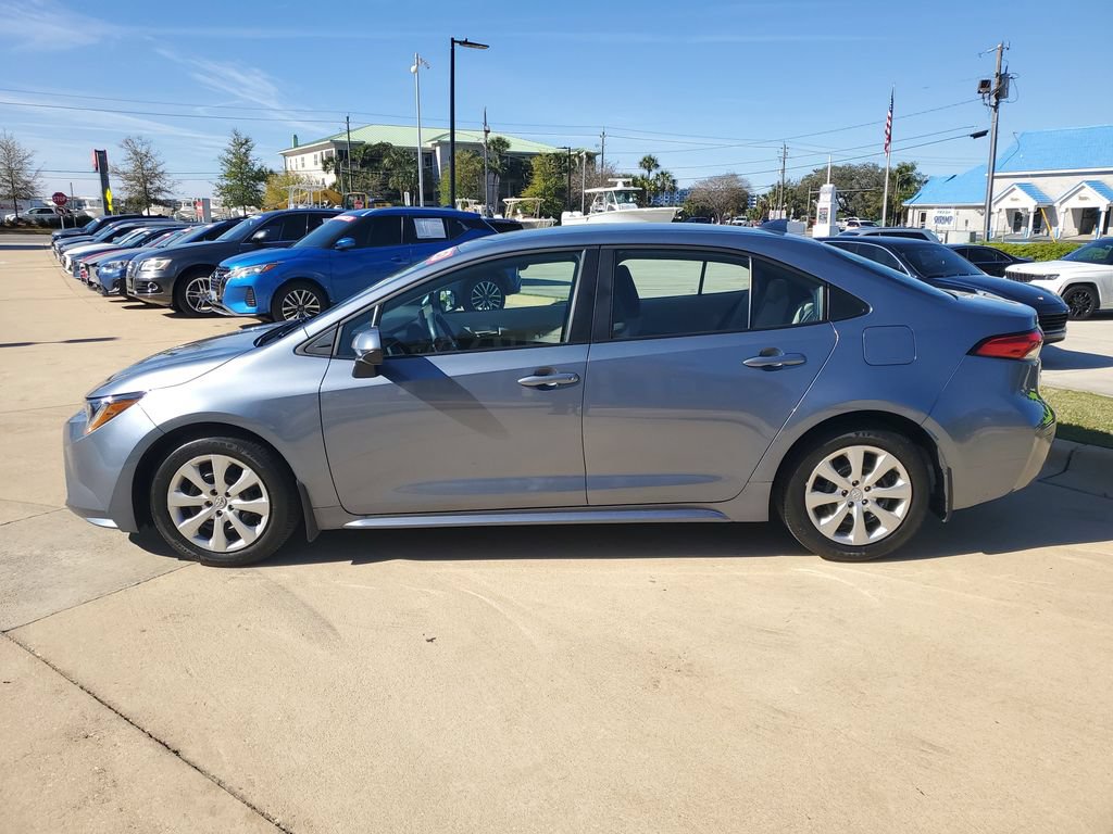 Used 2025 Toyota Corolla LE FWD image 2