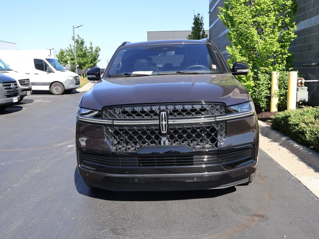 Used 2025 Lincoln Navigator Reserve w/ Jet Appearance Package AWD/4WD image 3