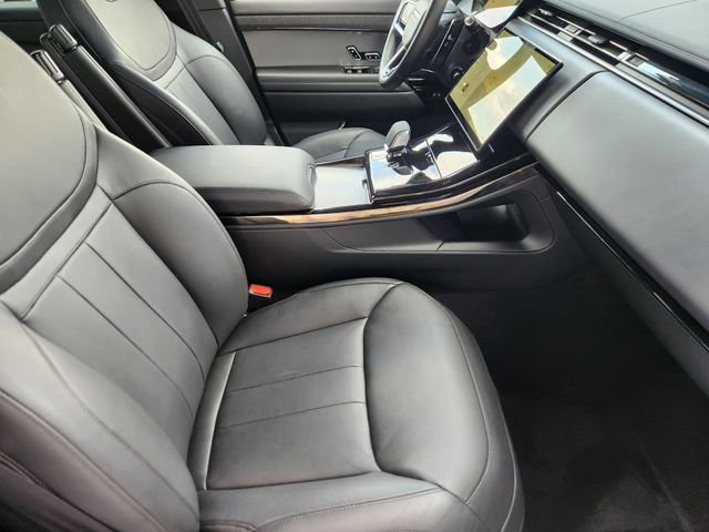 Used 2025 Land Rover Range Rover Sport SE image 3