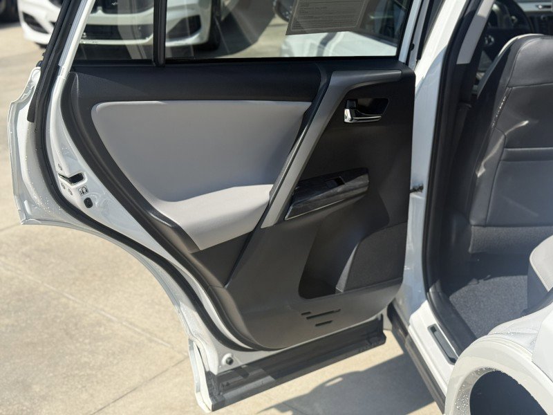 Used 2018 Toyota RAV4 Platinum image 14