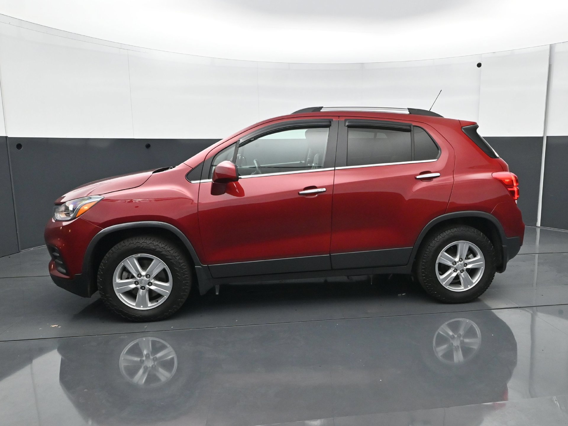 Used 2019 Chevrolet Trax LT w/ Sun & Sound Package AWD/4WD image 3