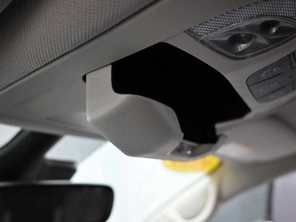 Used 2023 Chrysler Voyager LX image 35