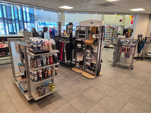 Used 2019 Ford Explorer XLT w/ Equipment Group 202A image 17