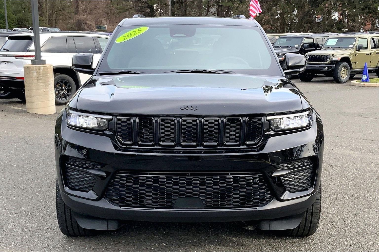 Certified 2025 Jeep Grand Cherokee Altitude image 3