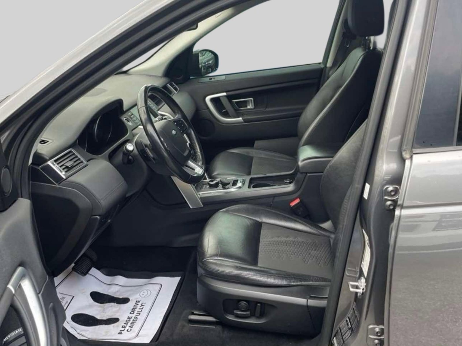 Used 2018 Land Rover Discovery Sport SE image 3