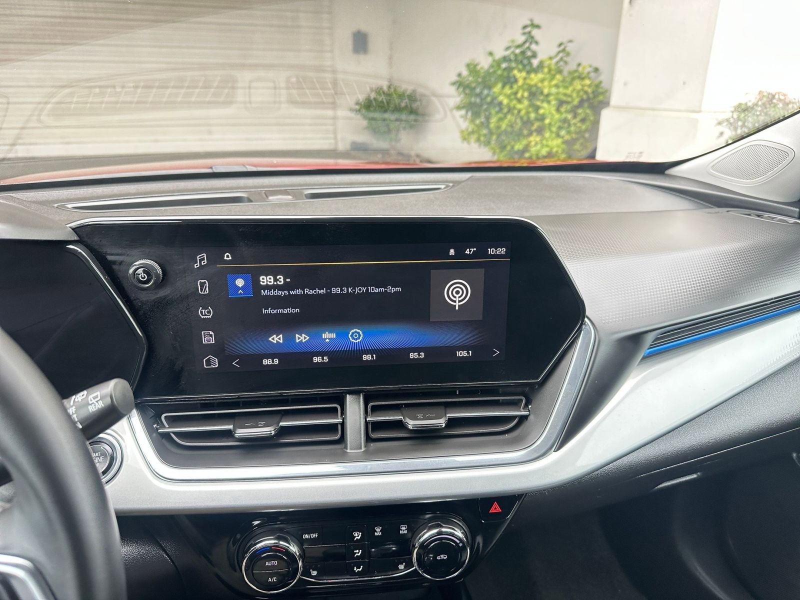 Used 2025 Chevrolet Trax LT w/ LT Convenience Package image 21