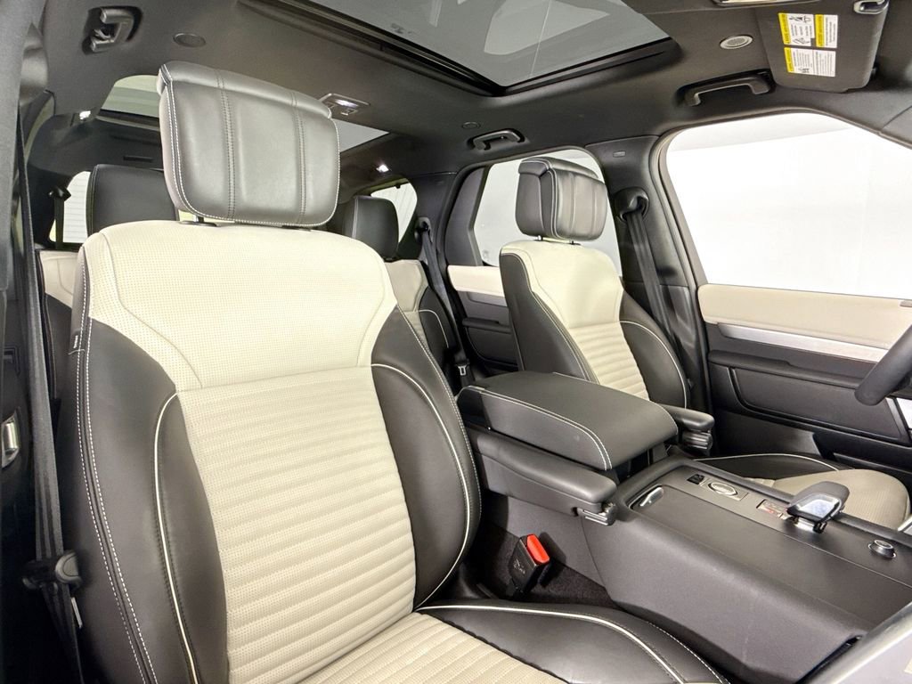 Used 2024 Land Rover Discovery Dynamic SE image 14