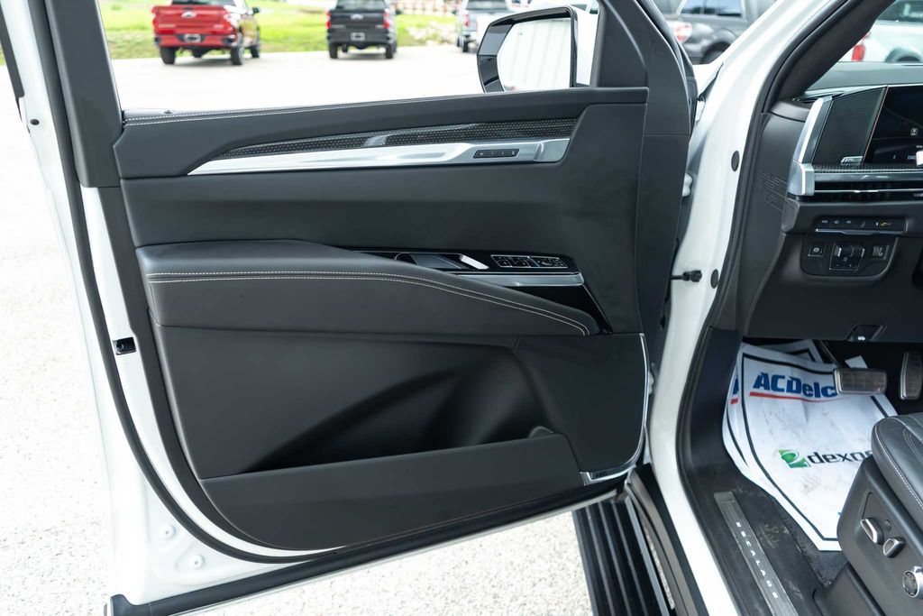 Used 2025 Cadillac Escalade ESV V AWD/4WD image 19