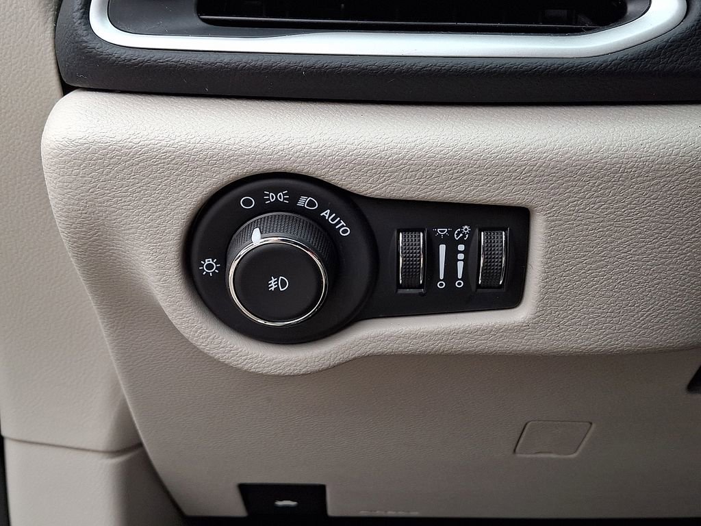 Used 2023 Chrysler Pacifica Touring-L image 25
