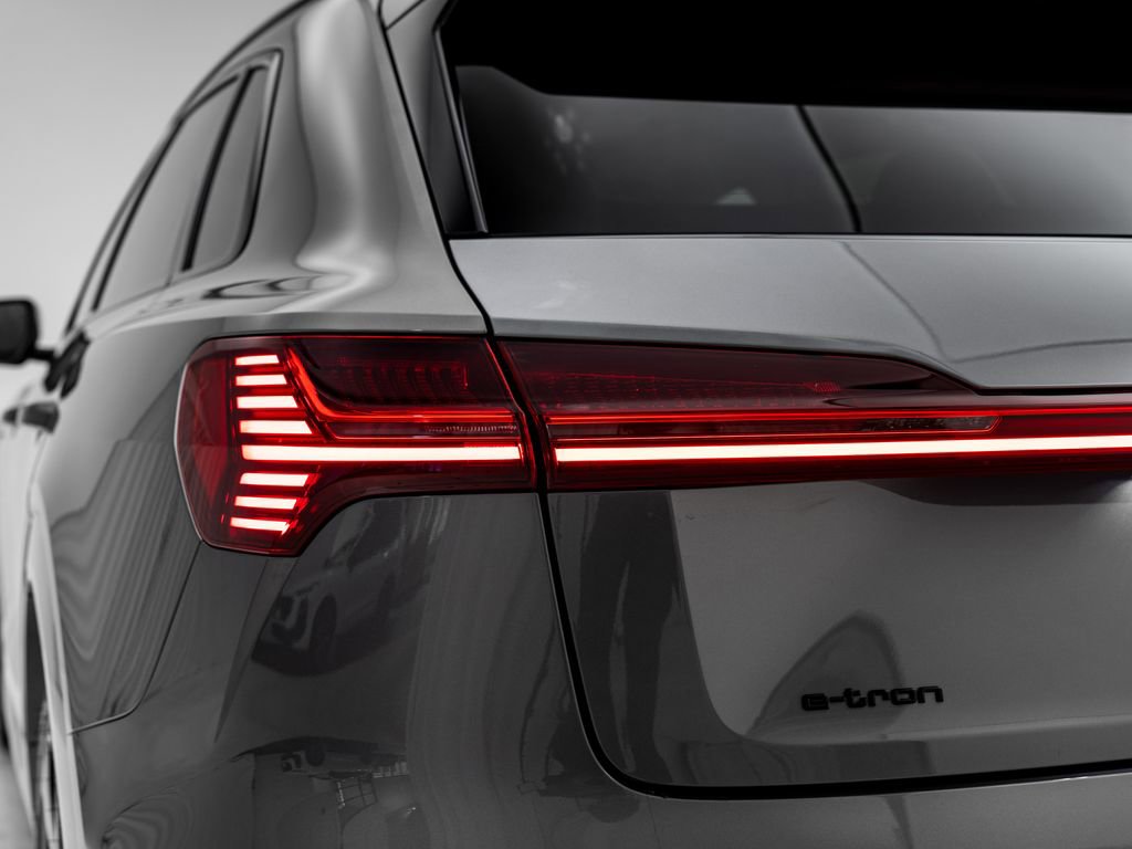 Used 2023 Audi e-tron Premium Plus w/ Premium Plus Package AWD/4WD image 37