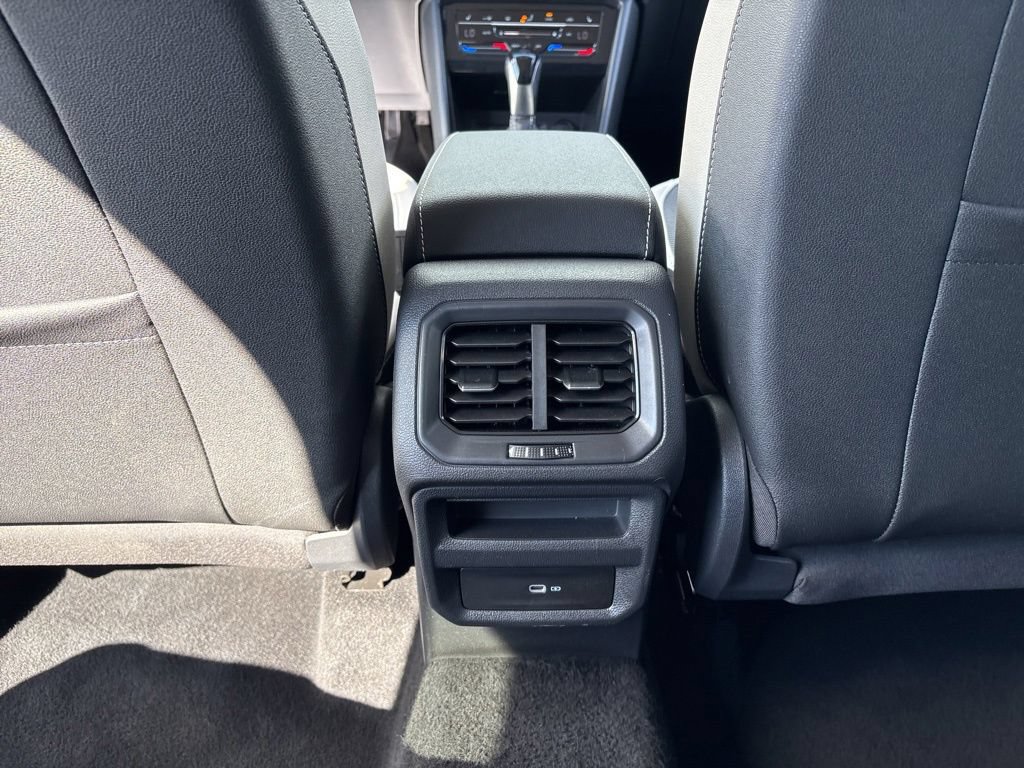 Used 2025 Volkswagen Taos SE AWD/4WD image 17