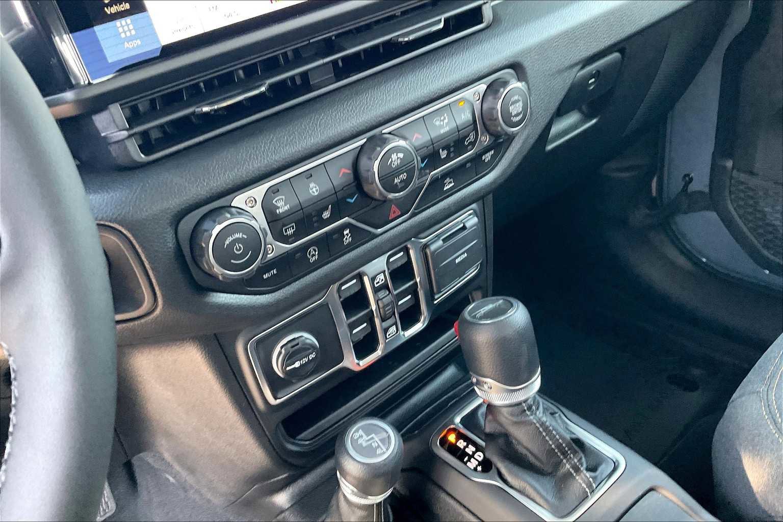 New 2025 Jeep Gladiator Sport image 17