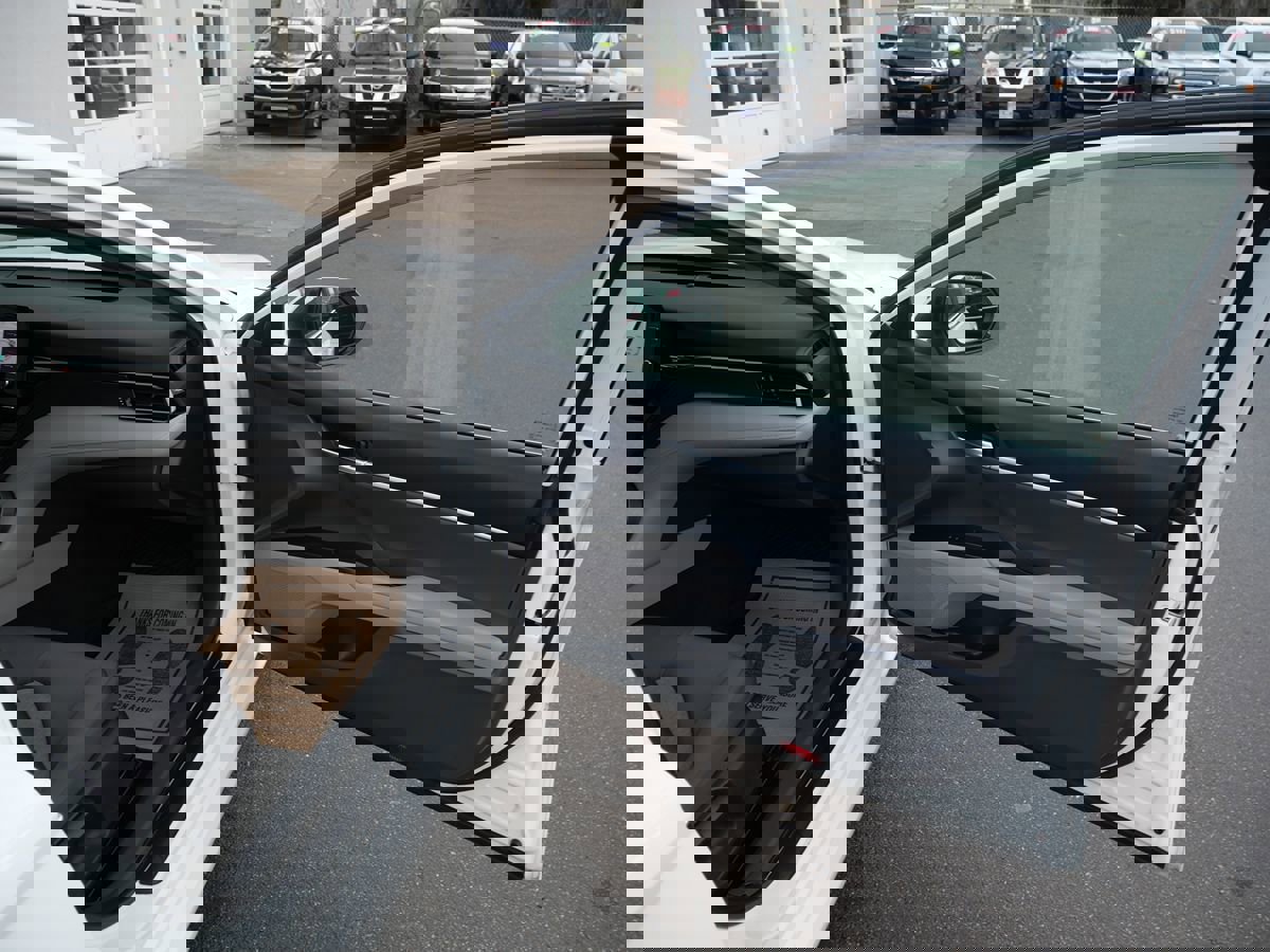 Used 2022 Toyota Camry LE image 18