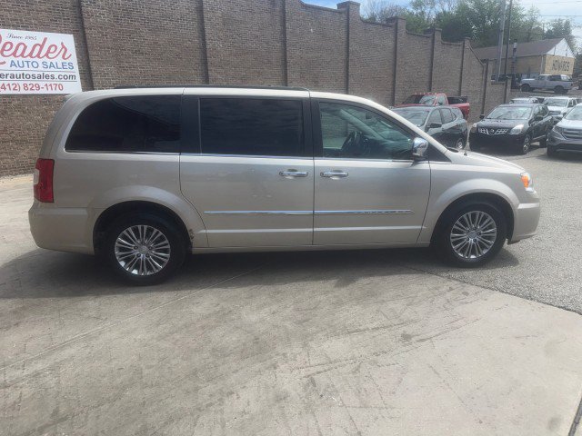 Used 2014 Chrysler Town & Country Touring-L w/ Driver Convenience Group FWD image 6