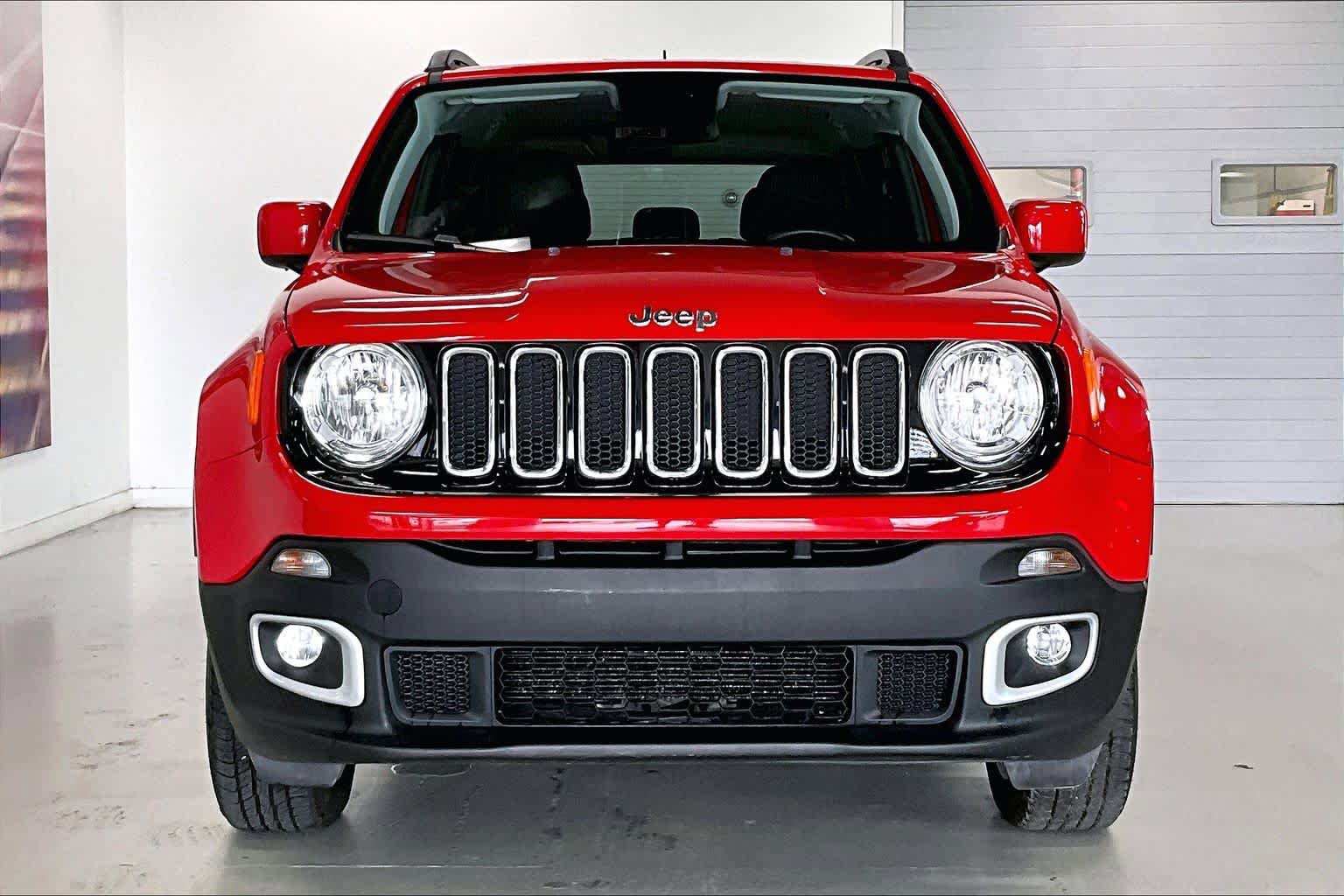 Used 2018 Jeep Renegade Latitude w/ Cold Weather Group AWD/4WD image 6