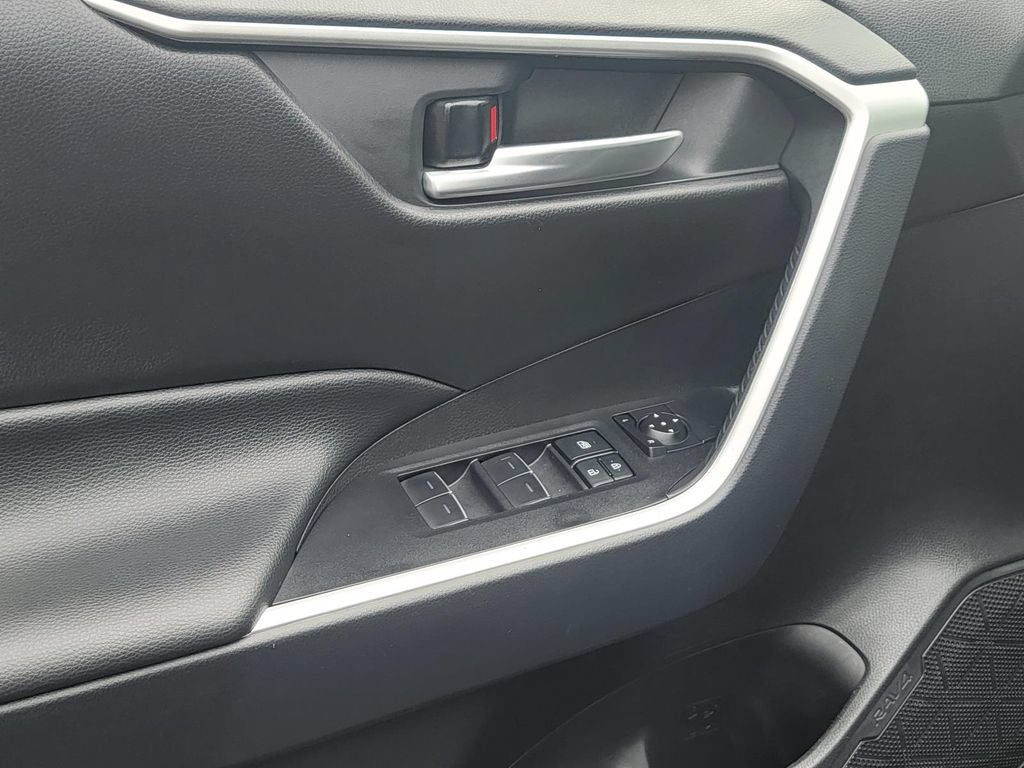 Used 2025 Toyota RAV4 XLE AWD/4WD image 12