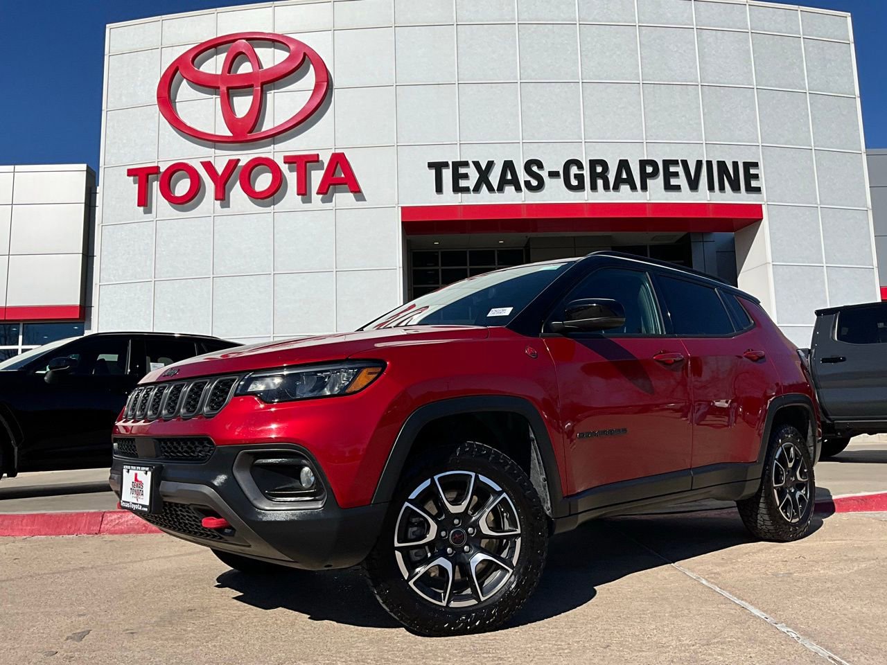 Used 2025 Jeep Compass Trailhawk image 2