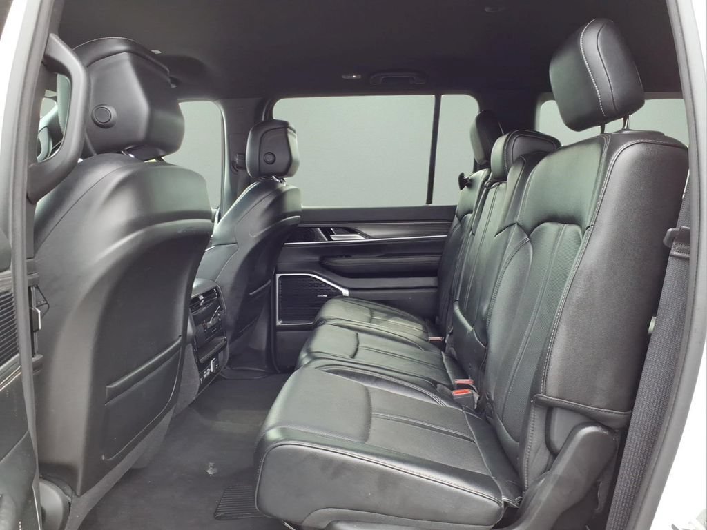 Used 2024 Jeep Wagoneer L Series II w/ Flexible Seating Group AWD/4WD image 9