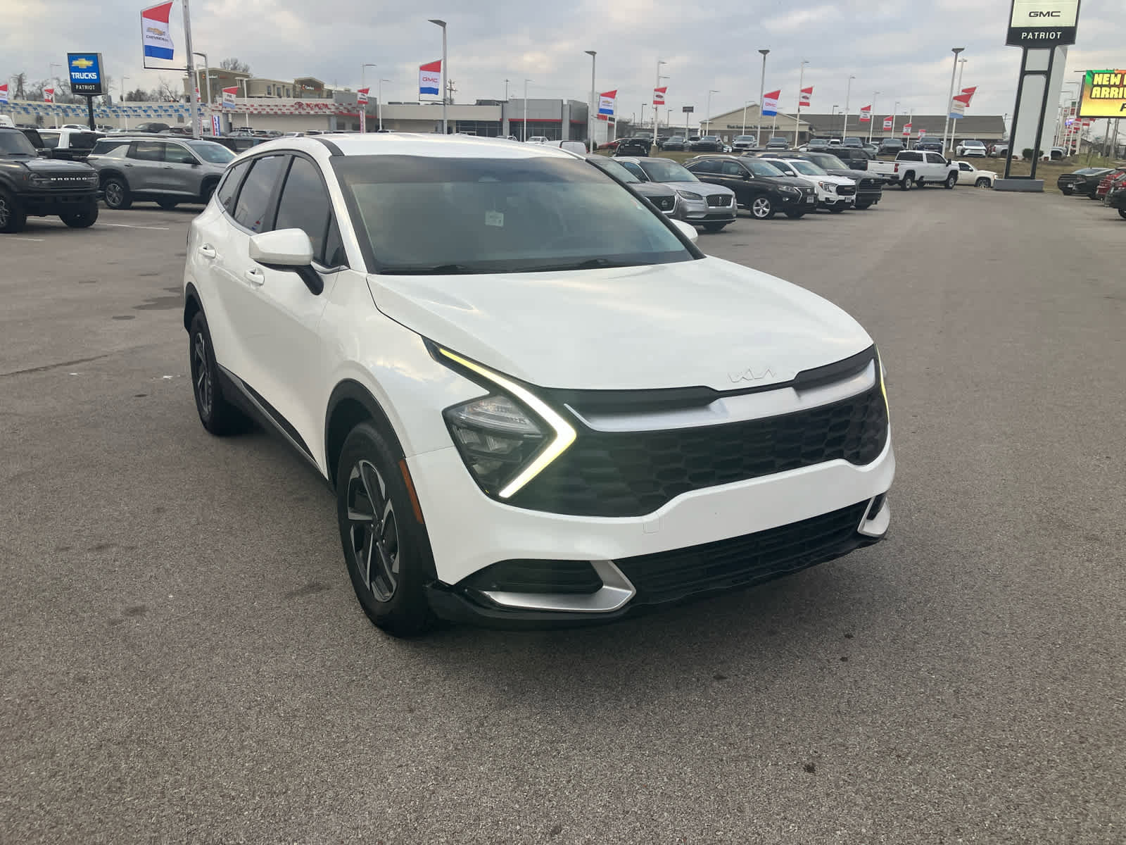 Used 2023 Kia Sportage LX image 1