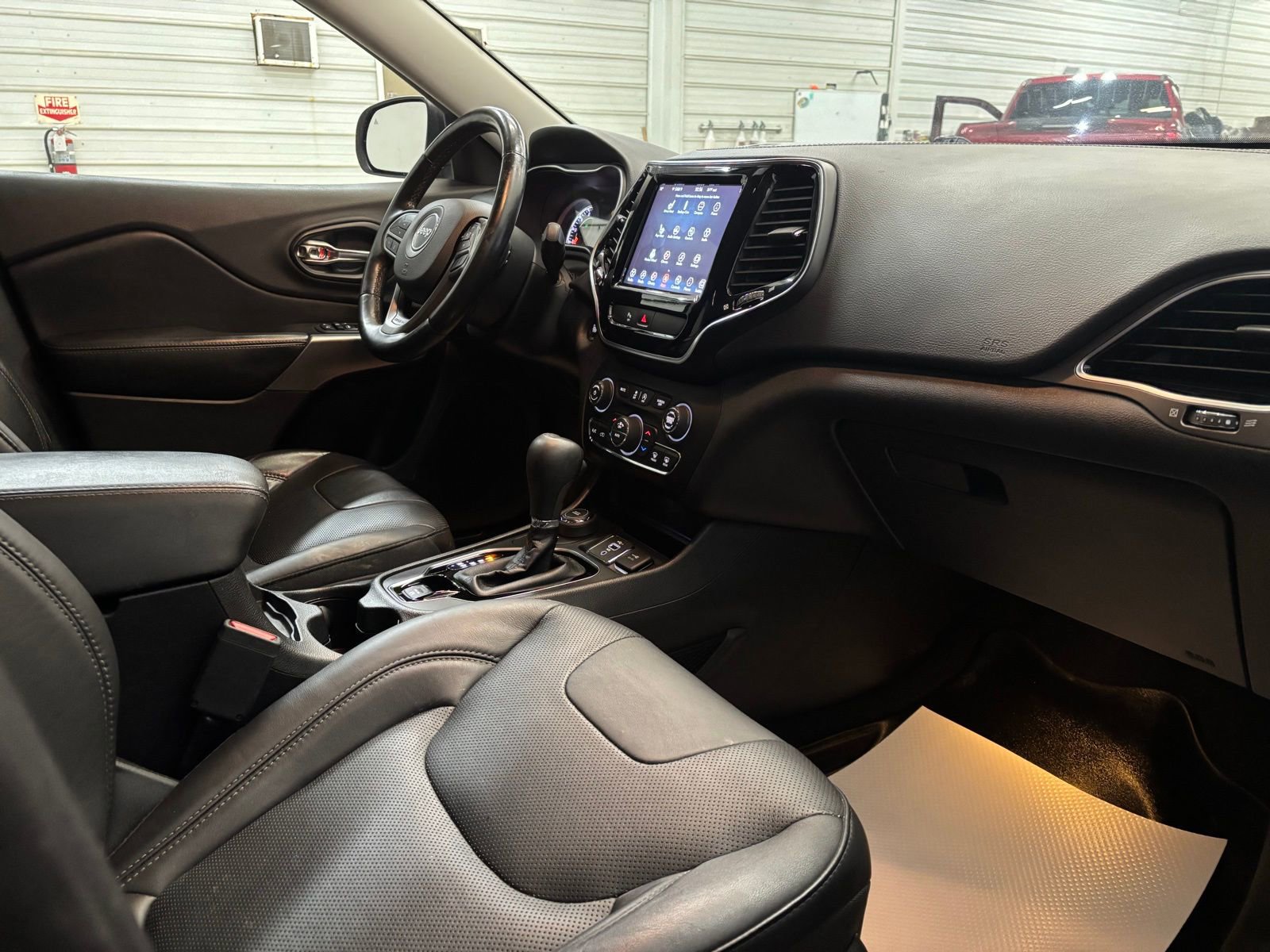 Used 2019 Jeep Cherokee Limited image 23