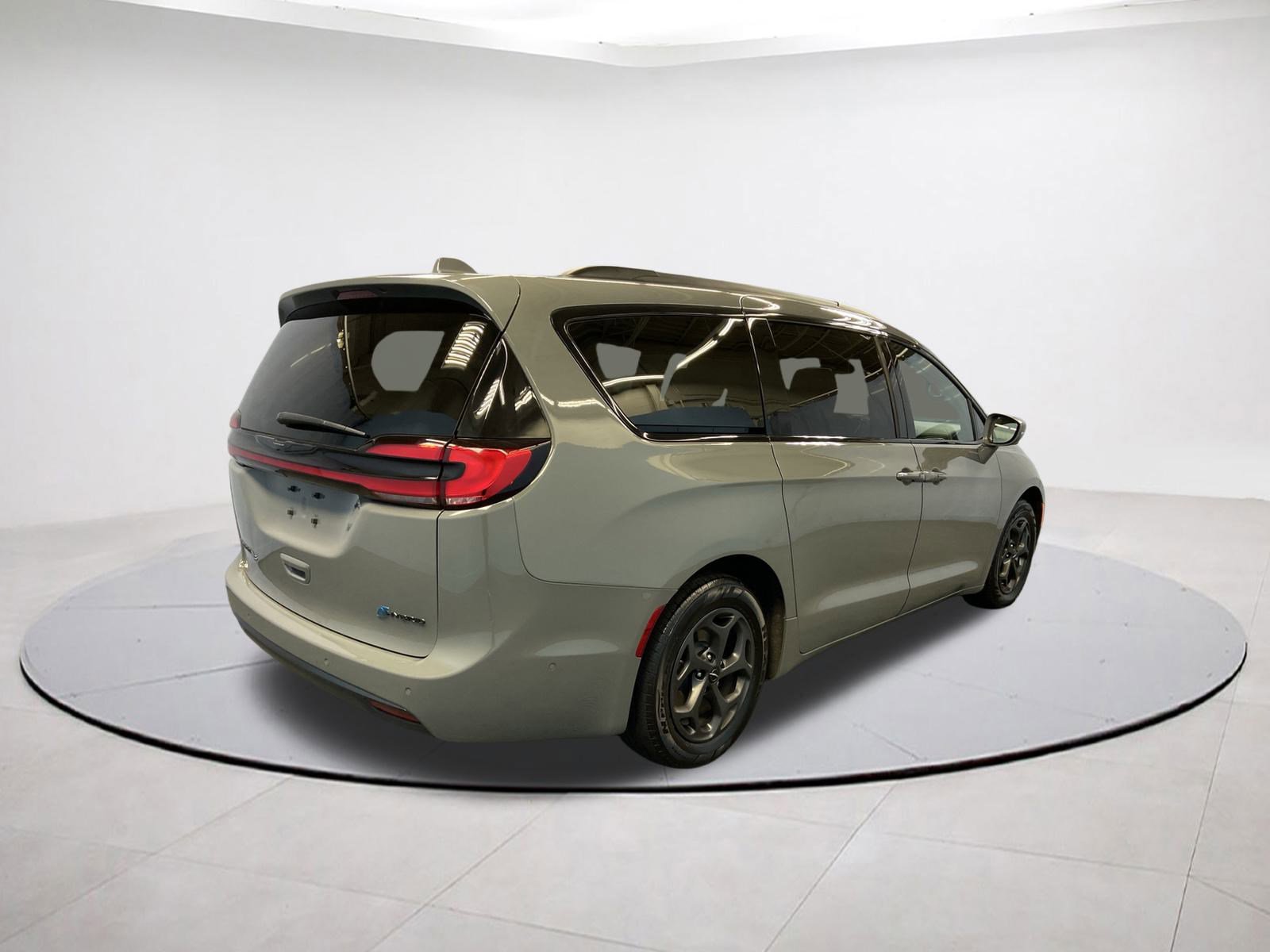 Used 2022 Chrysler Pacifica Limited w/ S Appearance Package image 6