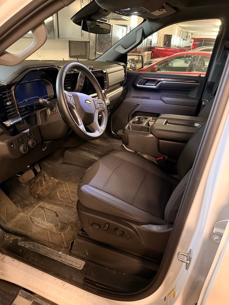 Used 2025 Chevrolet Silverado 1500 LT AWD/4WD image 8