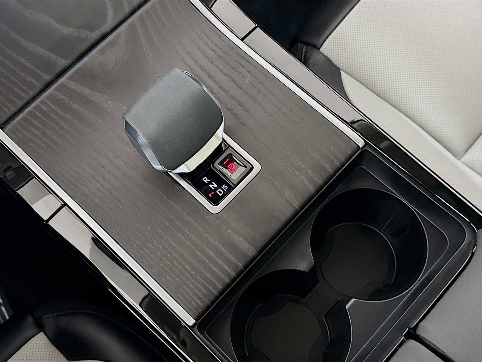 Used 2025 Land Rover Range Rover Velar Dynamic SE image 18